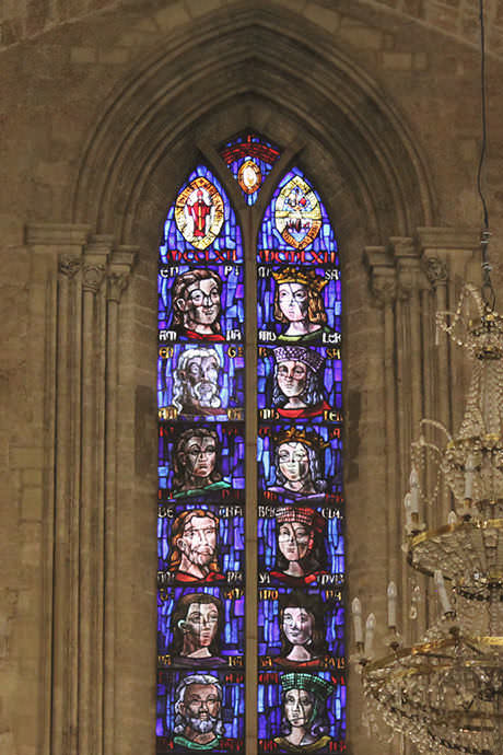 Vitrall amb parelles Vitrall commemoratiu del 700é aniversari de la col·locació de la primera pedra de la Catedral (any 1262)