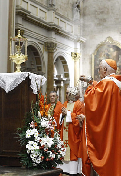 L'Arquebisbe Cañizares - al costat del Sant Calze L'Arquebisbe Cañizares al costat del Sant Calze 2015