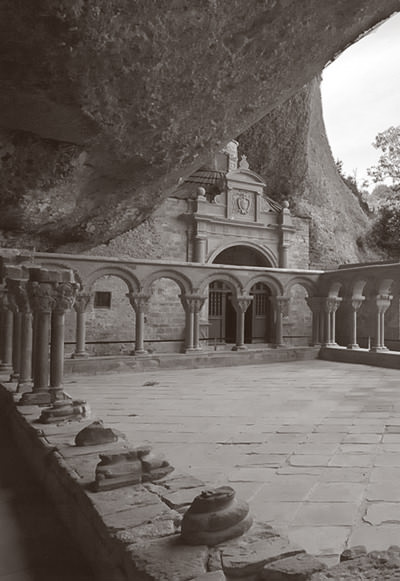 Claustro del monasterio de san Juan de la Peña Claustro del monasterio de san Juan de la Peña