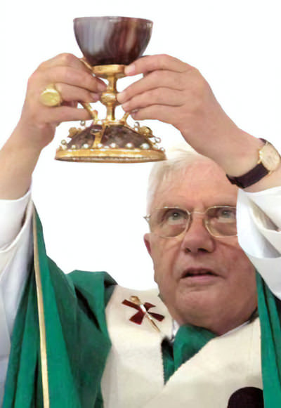 El Papa Benet XVI - al costat del Sant Calze El Papa Benet XVI al costat del Sant Calze 2006