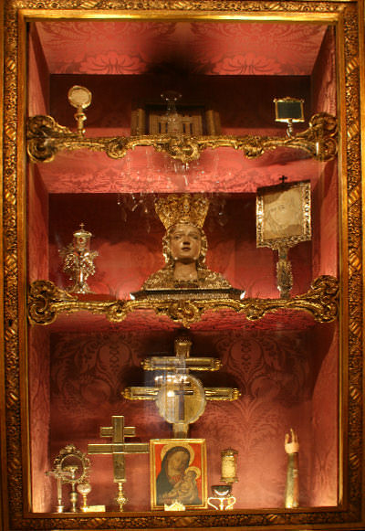 Capella de les relíquies - L'armari de les relíquies on romania guardat. Capella de les relíquies L'armari de les relíquies on romania guardat en la Capella de les relíquies.