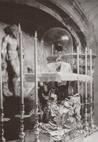 El Sant Calze expuesto en la capilla de la resurrección. El Sant Calze expuesto en la capilla de la resurrección.