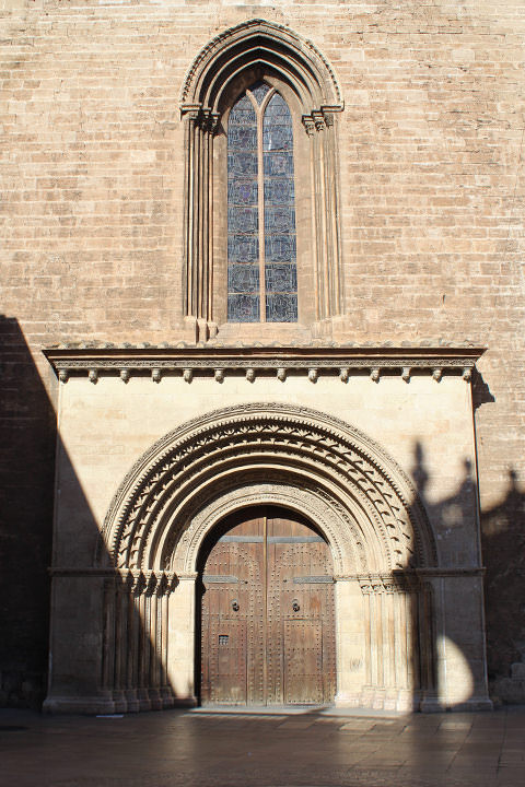 Vista de la Porta de l'Almoina Vista de la Porta de l'Almoina
