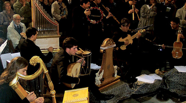 Músics amb rèpliques dels instruments