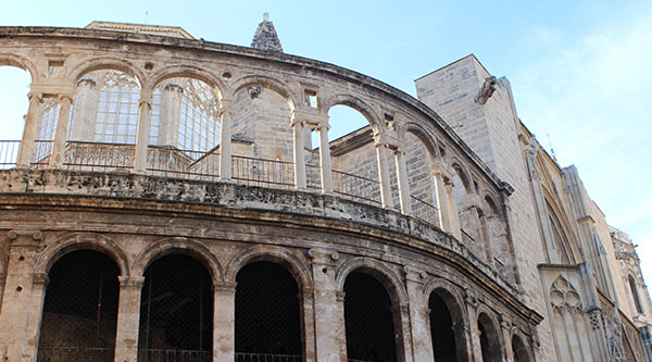 La girola des de la plaça de la Mare de Déu
