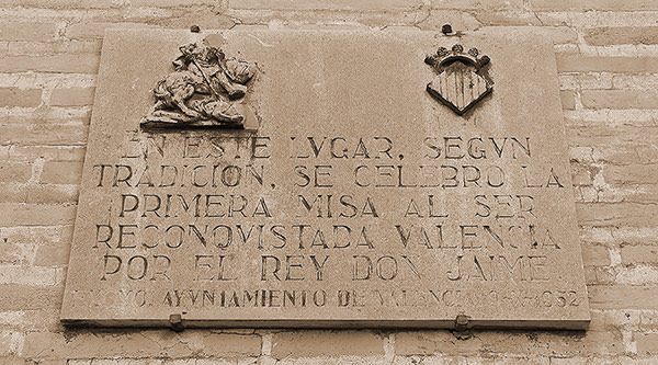Placa recordatoria del lugar donde se celebró la primera misa tras la Reconquista.