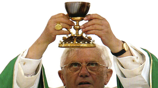 Benedicto XVI Celebra la eucaristía con el Santo Cáliz.