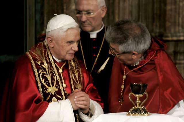 Benedicto XVI con el Santo Cáliz