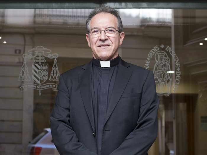 El canónigo Vicente Fontestad, vicario general de la Archidiócesis, galardonado «por su dedicación a la atención del clero»