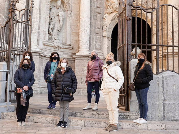 Feligreses de Paiporta peregrinan a la Catedral para ganar el jubileo del Año Santo del Cáliz de la Pasión