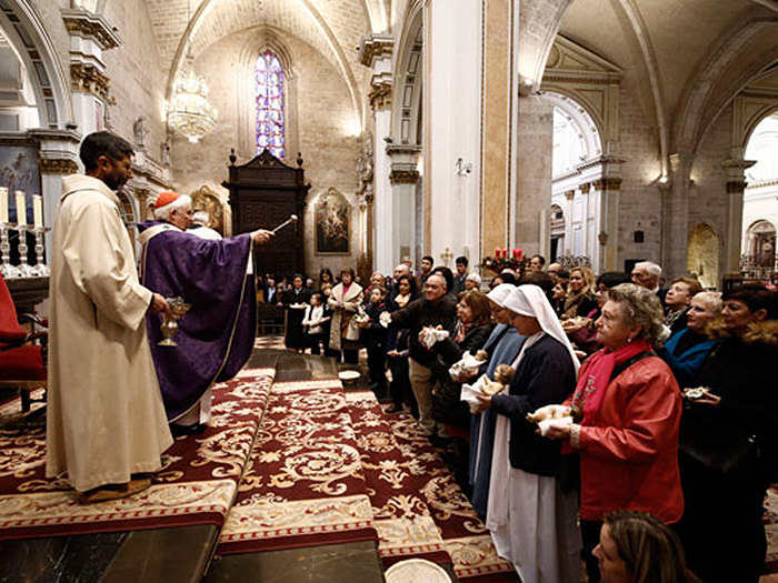 Bendición este domingo en la Catedral de las figuras del Niño Jesús de los belenes familiares