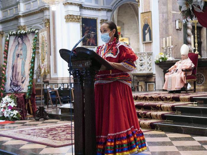 Mexicanos en Valencia celebran a su patrona, la Virgen de Guadalupe, con una misa y ofrenda de flores en la Catedral