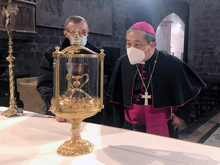 El Nuncio del Papa en España venera el Santo Cáliz en la Catedral de Valencia