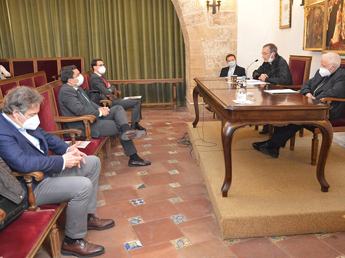 El canónigo José Verdeguer imparte una conferencia sobre San Vicente Mártir