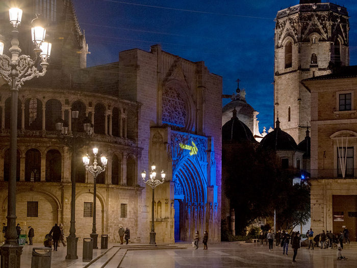La Puerta de los Apóstoles estrena una iluminación especial con motivo del Xacobeo 2021