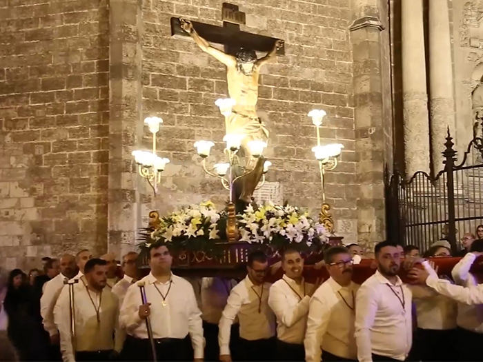 El Vía Crucis diocesano que tradicionalmente recorría las calles del centro histórico de Valencia se celebra este viernes en la Catedral