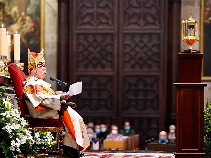 El Arzobispo preside la misa “En la Cena del Señor” con el Santo Cáliz en el altar
