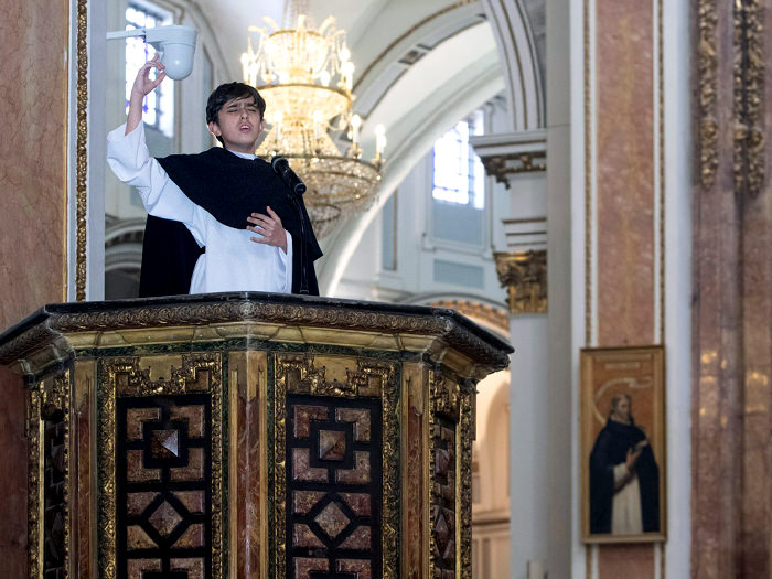 Un niño representa un sermón de San Vicente Ferrer en el púlpito de la Catedral en recuerdo de los «miracles» suspendidos por la pandemia