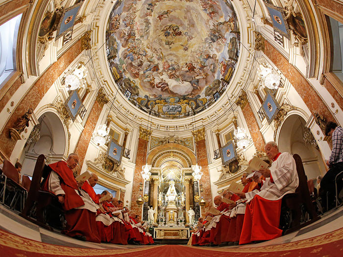 Los actos en honor a la Virgen de los Desamparados comienzan con las solemnes vísperas pontificales en la Basílica