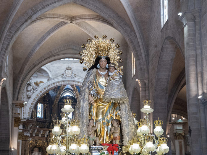 El Cardenal preside la Misa de Pontifical en la Catedral, con la imagen peregrina de la Virgen