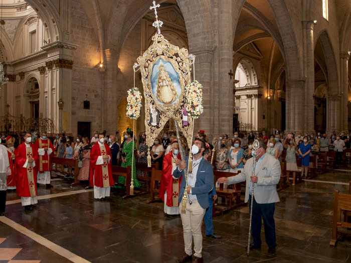 El Simpecado de la Real Hermandad de Nuestra Señora del Rocío de Valencia entra por vez primera en la Catedral