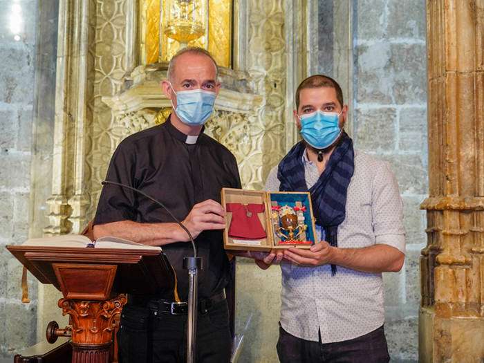Un joven francés peregrina desde París para obtener el jubileo del Año del Santo Cáliz para su abuelo fallecido