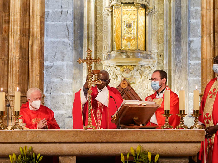 El cardenal Robert Sarah visita la Catedral para venerar el Santo Cáliz en el Año Jubilar Eucarístico