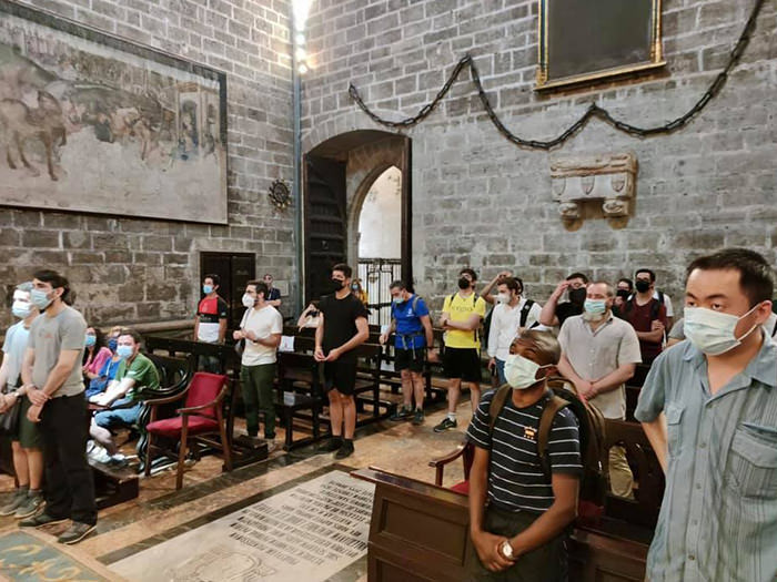 Seminaristas peregrinan desde Moncada hasta la Catedral a pie para ganar el jubileo en el Año del Santo Cáliz