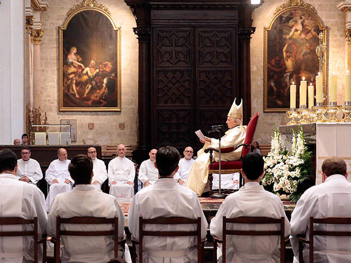 El cardenal Cañizares impartirá en la Catedral quince ministerios de lectorado y acolitado