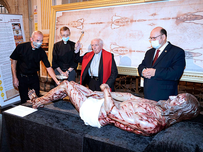 La Catedral abre al público la exposición “Cáliz de la Pasión”, inaugurada y bendecida por el cardenal Cañizares