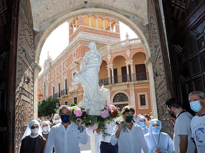 El Cardenal celebra una misa en la Catedral con la imagen de la Inmaculada de Éfeso presente en el altar