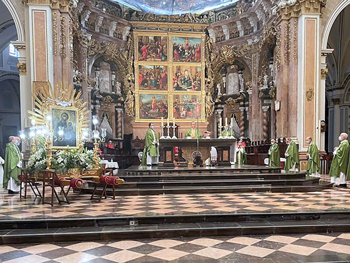 Feligreses de Canet d´En Berenguer peregrinan a la Catedral con la imagen de la Virgen contra las Fiebres