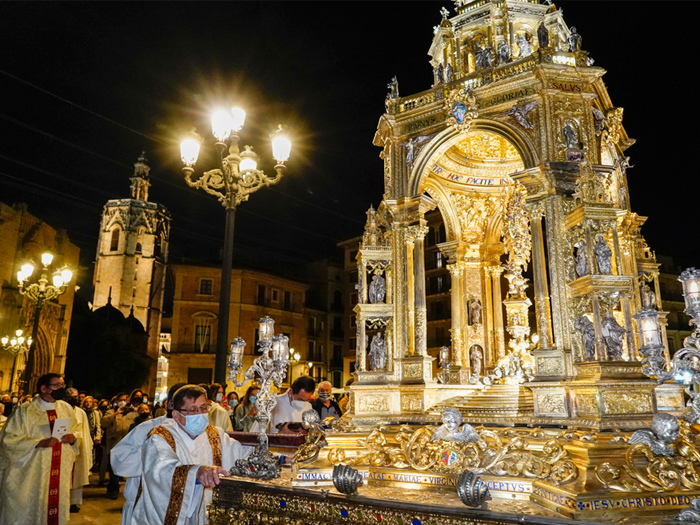 Una procesión eucarística con la Custodia de la Catedral culminó la Vigilia Nacional de la Adoración Nocturna