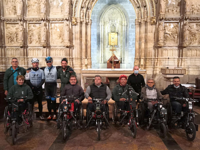 Peregrinos en silla de ruedas visitan por primera vez la capilla del Santo Cáliz de la Catedral de Valencia