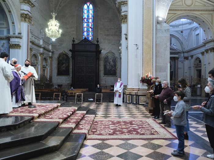 El Cardenal bendice las figuras del Niño Jesús de los belenes familiares en la Catedral