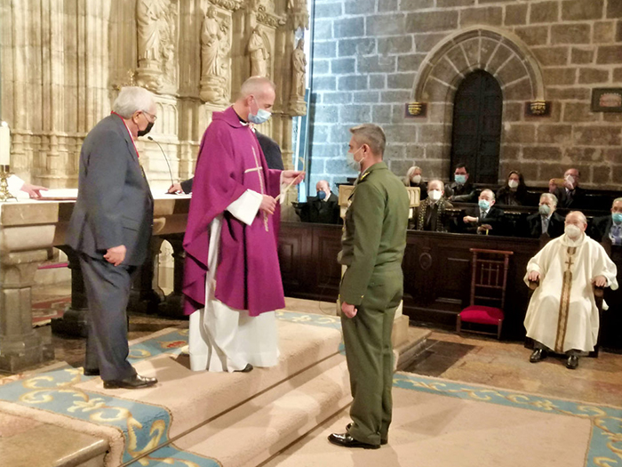 La Cofradía del Santo Cáliz de la Catedral nombra Caballero de Honor al coronel Roberto González