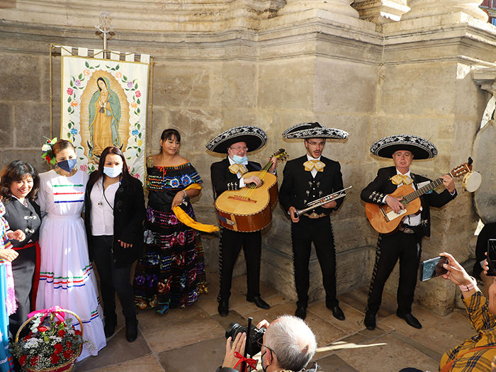 Mexicanos en Valencia celebran a su patrona, la Virgen de Guadalupe, con una eucaristía y ofrenda de flores en la Catedral