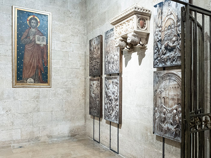 La Catedral instala la reproducción en fotografías de alta calidad de los 12 relieves de alabastro del retablo del Santo Cáliz