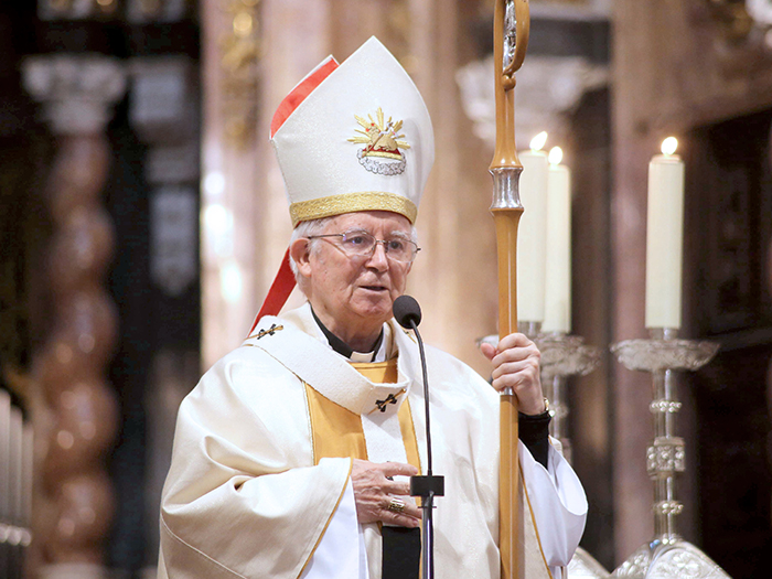 El Cardenal Cañizares preside una misa por la paz en Ucrania, este lunes, en la Catedral con la participación de ucranianos residentes en Valencia