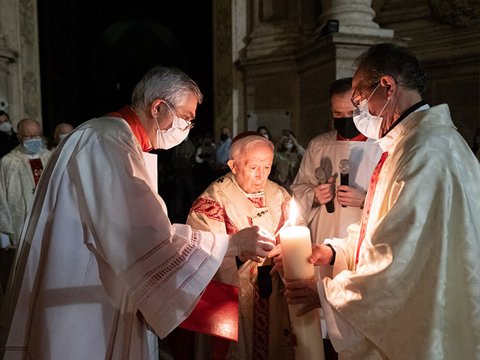 Solemne Vigilia Pascual en la Catedral, presidida por el arzobispo