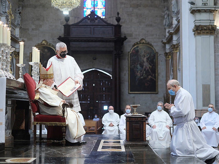 El Arzobispo imparte los ministerios de lectorado y acolitado a diez aspirantes a diáconos permanentes