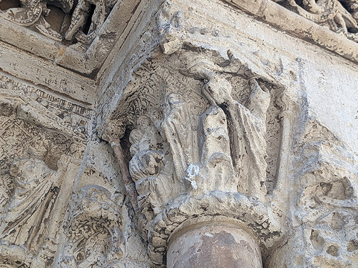 La Catedral denuncia una destrucción parcial en la puerta de L’Almoina