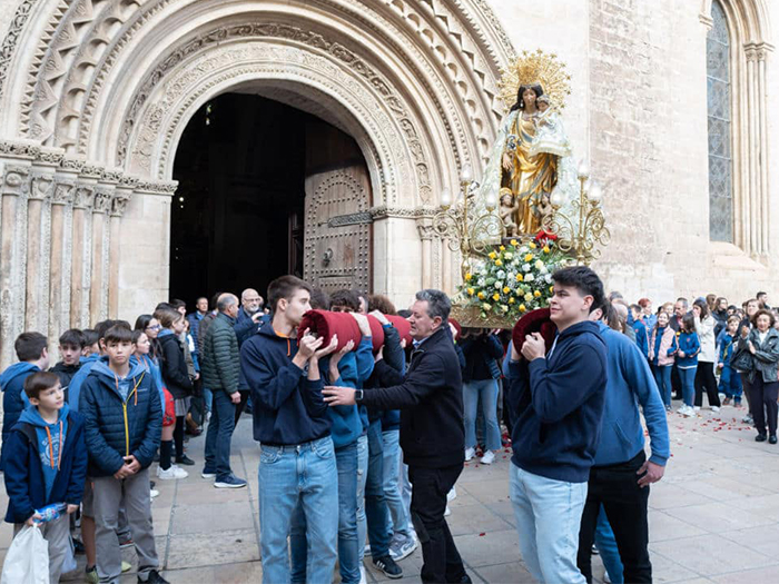 Más de 500 alumnos y profesores de colegios escolapios de Valencia peregrinan a la Catedral en el Año del Centenario de la Coronación