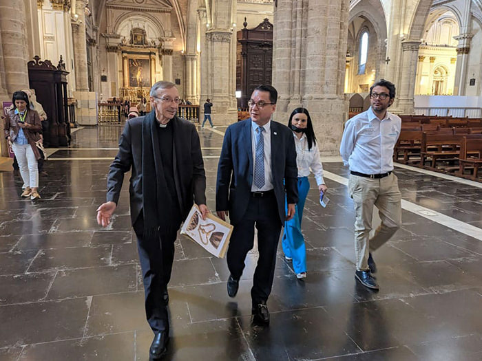 El embajador de Honduras en España visita la Catedral