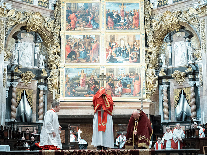 El arzobispo preside los actos de Viernes Santo en la Catedral