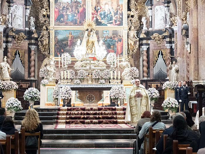 Vigilia mariana en la Catedral, con el paso toda la noche de miles de fieles y devotos para venerar la imagen de la Virgen