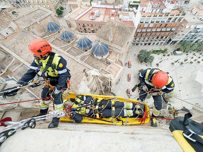 El Miguelete acoge un simulacro sin precedentes para la evacuación por el exterior desde lo alto de la torre
