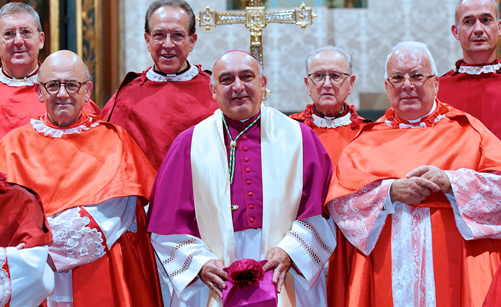 El Arzobispo y Canónigos del Cabildo Metropolitano