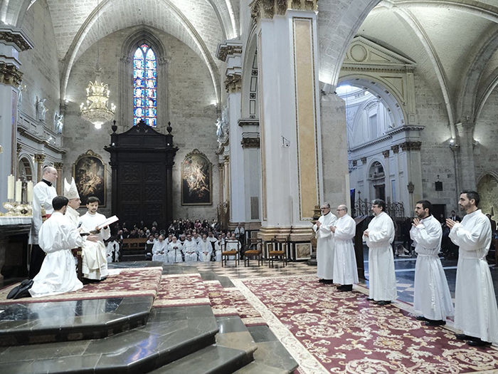 El Arzobispo preside la ordenación diaconal de un seminarista y un religioso y de tres laicos como diáconos permanentes