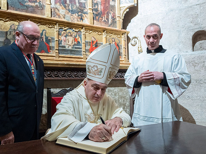 El Arzobispo, distinguido con la medalla de Caballero de Honor por la Cofradía del Santo Cáliz